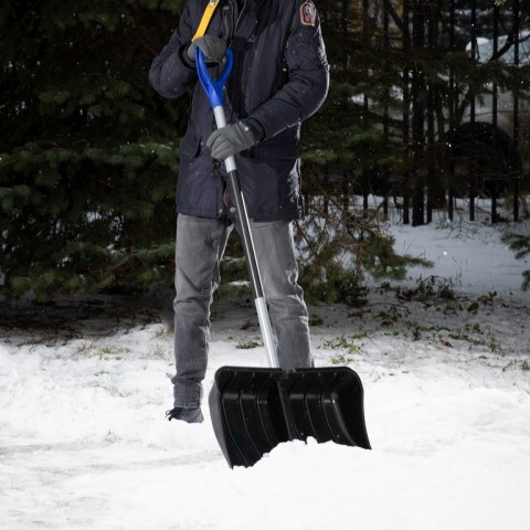 Лопата для уборки снега пластиковая, 540 х 375 х 1520 мм, стальной черенок,стальная планка, Palisad