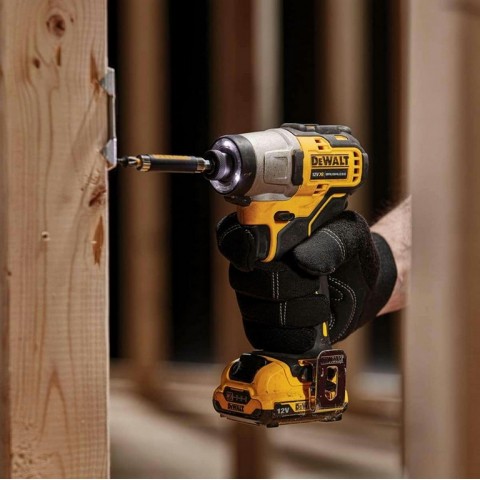 Аккумуляторный шуруповёрт DeWALT 12V XR DCF801D2